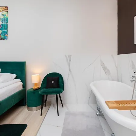 Caly Z Victorian Wanna I Podwojnym Prysznicem W Spokojnej Dzielnicy